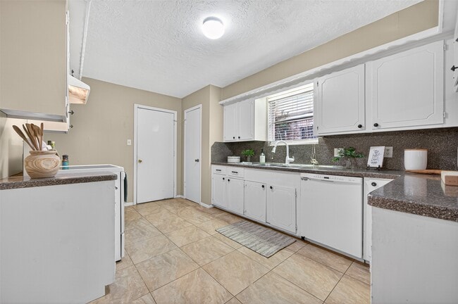 Building Photo - 23919 Farm Hill Dr