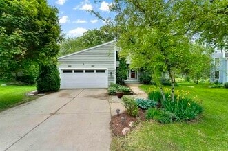 Building Photo - 1733 Camelot Dr