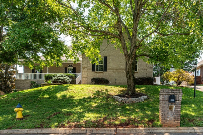 Building Photo - 3029 Champions Dr