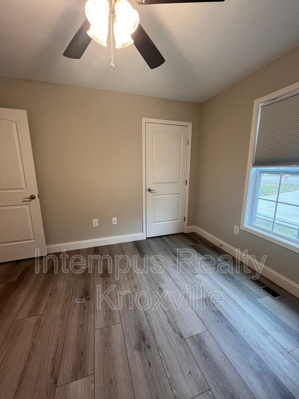 Building Photo - 355 W Outer Dr