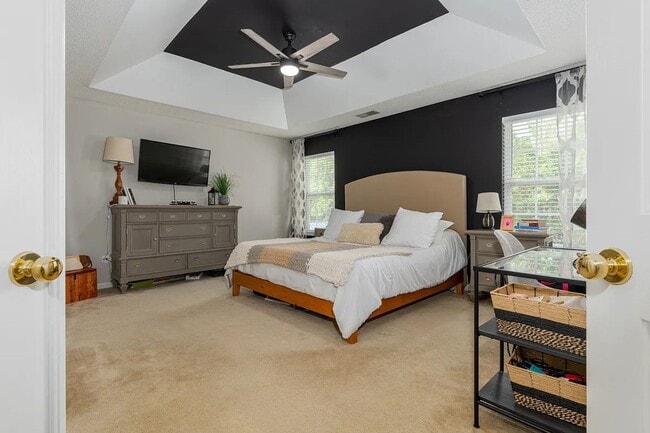 Building Photo - Spacious home located in the beautiful and...