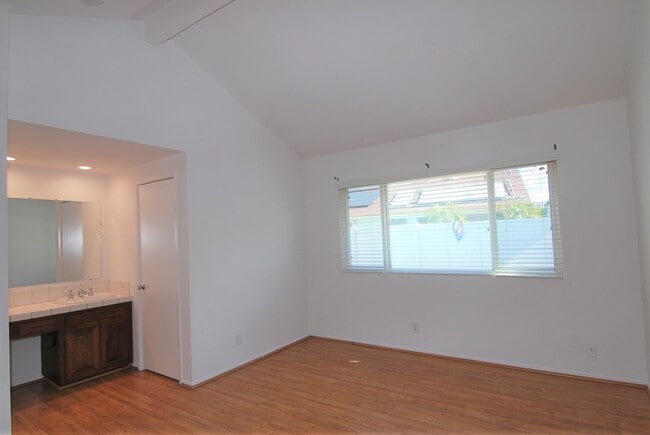 Building Photo - Spacious Cul De Sac House with Yard and Pool