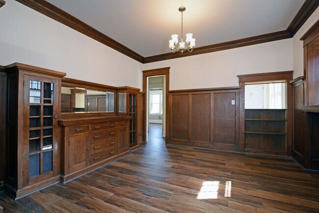 Building Photo - Spacious 2-Bedroom Unit in Minneapolis - Great Location!