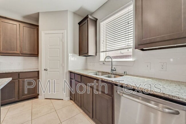 Building Photo - 1900 Spoonbill Dr