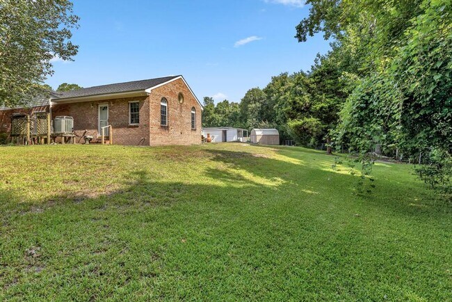 Building Photo - Large Ranch Home with 3BR/ 2 Bath with an Extra Bonus Room!