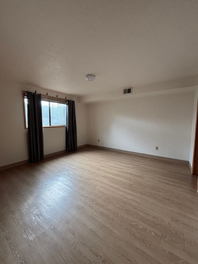 Building Photo - 3 bedroom, 2 bath home in Newberg