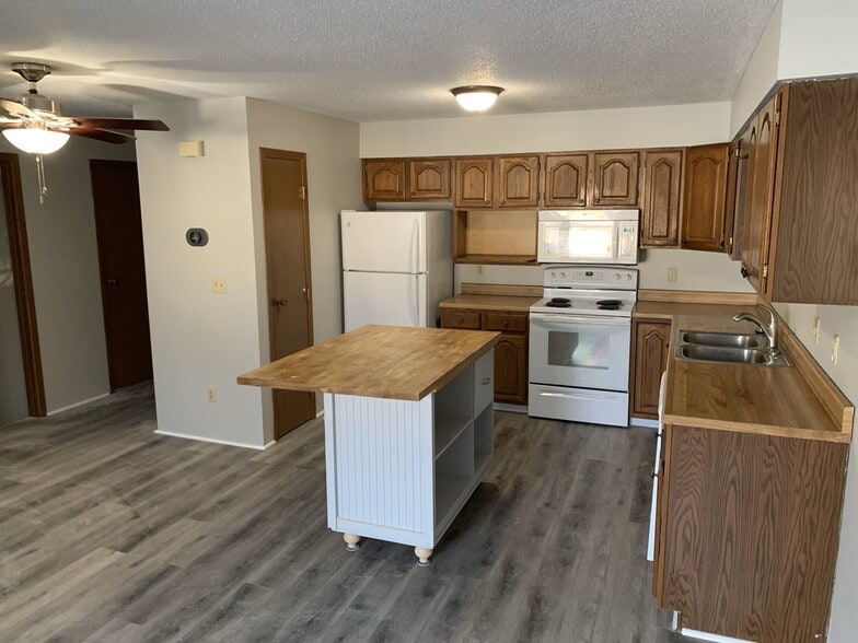 Spacious kitchen with center island and seamless open floor plan—perfect for cooking, entertaining, - 4903 W Kirkwood Cir