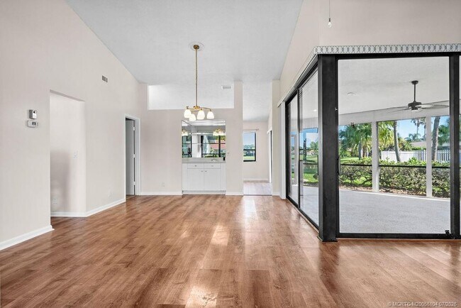 Building Photo - 2386 SW Creekside Dr
