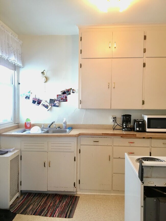 Building Photo - 908 E 4th St