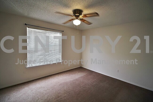 Building Photo - Affordable 2-Story 2/1.5 Townhome in Dunca...