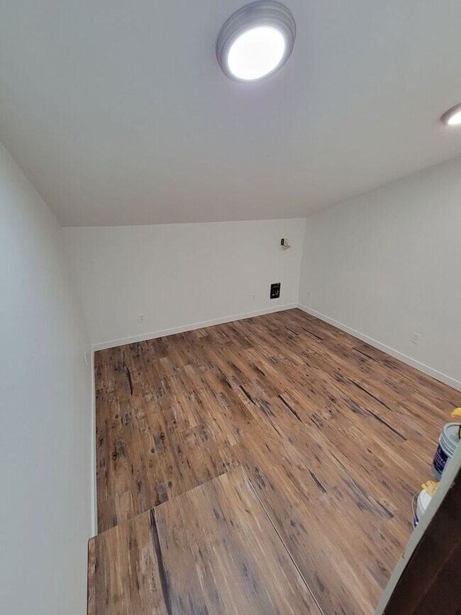 Building Photo - West Olympia 2bdr 1.5bath Townhome w/ garage & parking