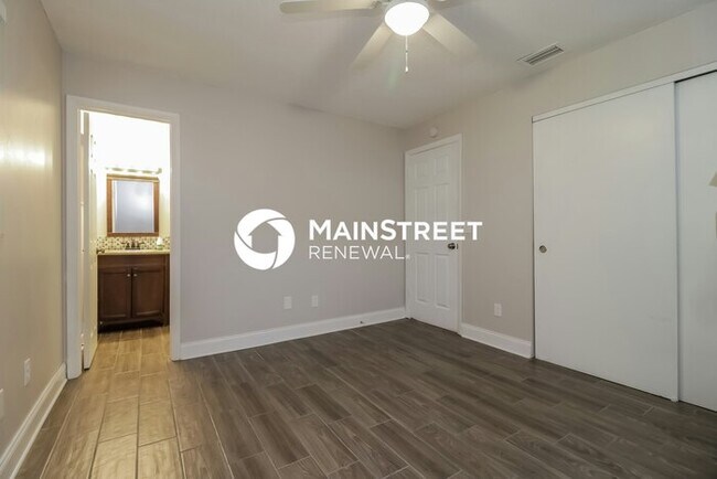 Building Photo - 4 Bedroom Pet-Friendly Home in Orlando, FL with Main Street Renewal