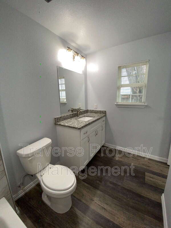 Building Photo - 924 E Annie St