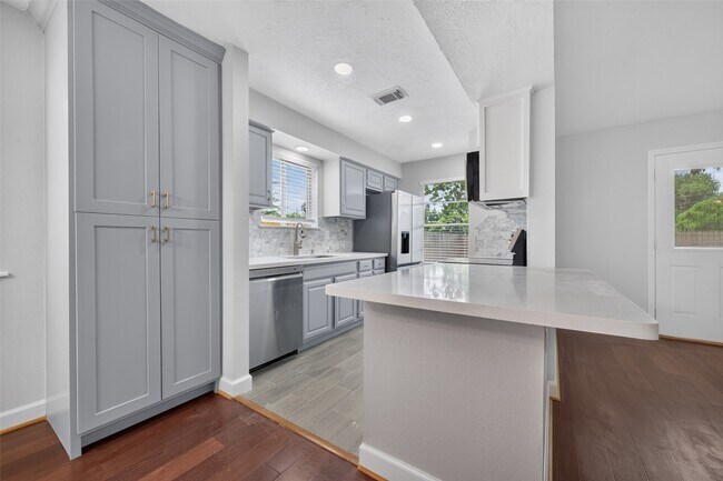 Building Photo - 2450 Long Reach Dr