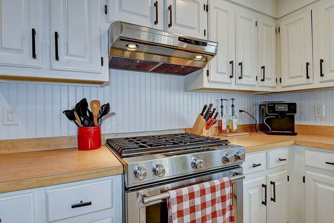 Building Photo - Spacious Ranch in Hickory