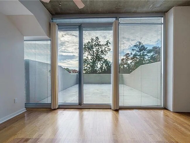 Building Photo - 1 bdrm, 1 bath condo with large private patio. Pool and gym on site!