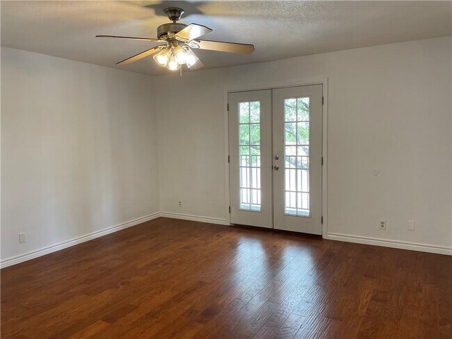 Building Photo - 6501 E Hill Dr