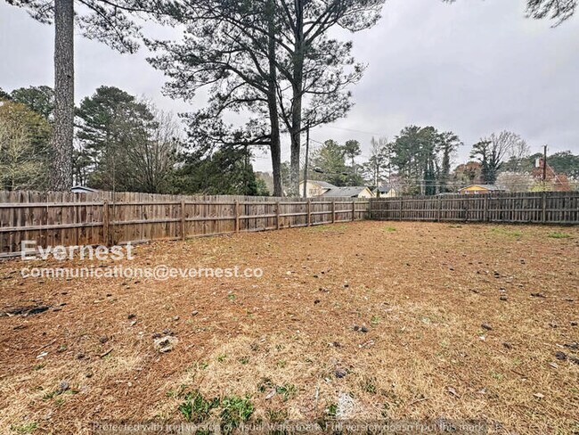 Building Photo - 4 Bed, 2 Bath Home with Garage / Pet-Friendly / Available Now!