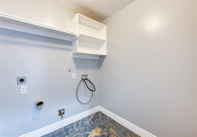 Building Photo - 5002 Laura Lee Ln