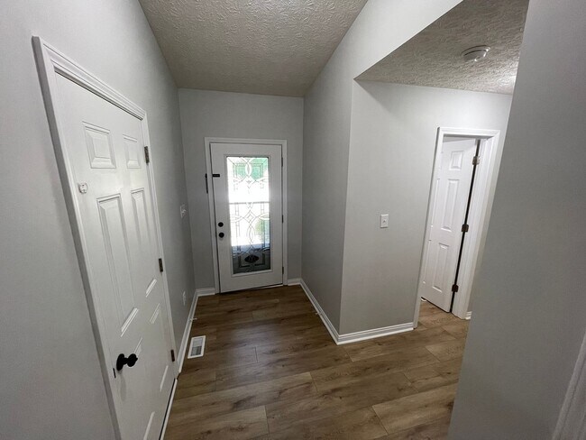 Building Photo - 3 Bedroom Home With Full Basement For Rent