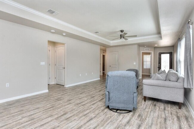 Building Photo - 220 Comal Ln