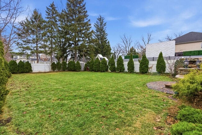 Building Photo - 395 Scott St