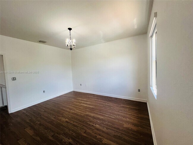 Building Photo - 742 SE 34th Ave