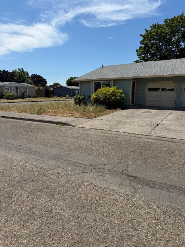 Building Photo - Charming 2 Bedroom Duplex With Fenced Yard In Quiet Neighborhood!