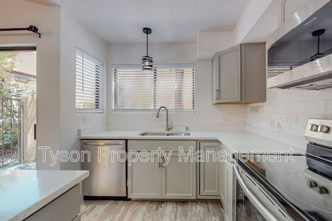 Building Photo - 10205 Las Casitas St NE