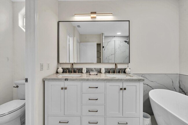 Building Photo - 36 Monterey Pointe Dr