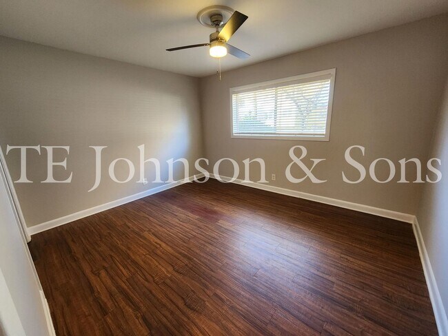 Building Photo - 2 Bedroom Salem View Apartment!