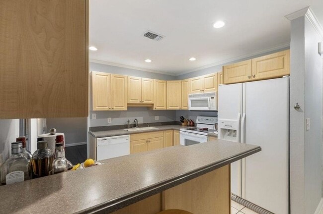 Building Photo - Beautifully maintained 2-bedroom, 2-bathroom home with a garage in Westwood