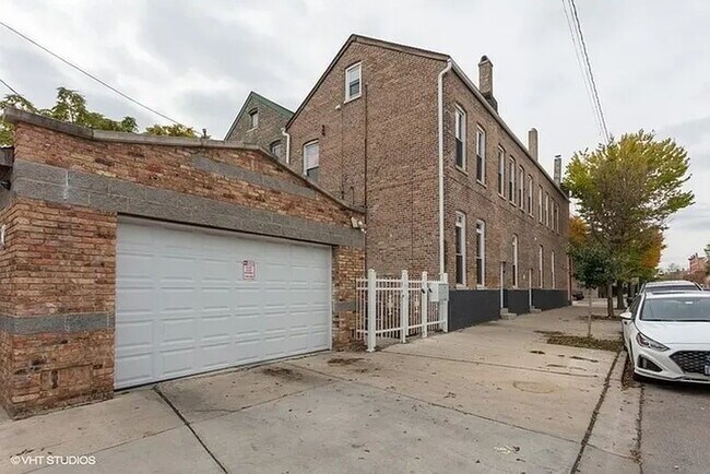 Building Photo - Located in the heart of Pilsend