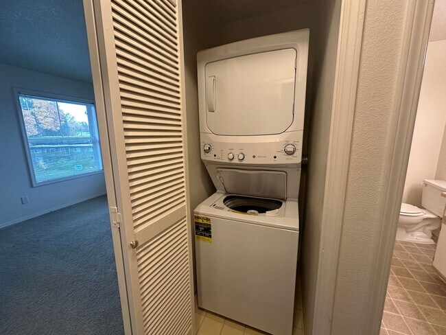 Building Photo - 2 Bedroom Hillsdale Commons Apartment!