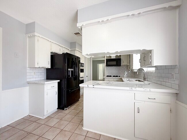 Building Photo - 9206 Sharpview Dr