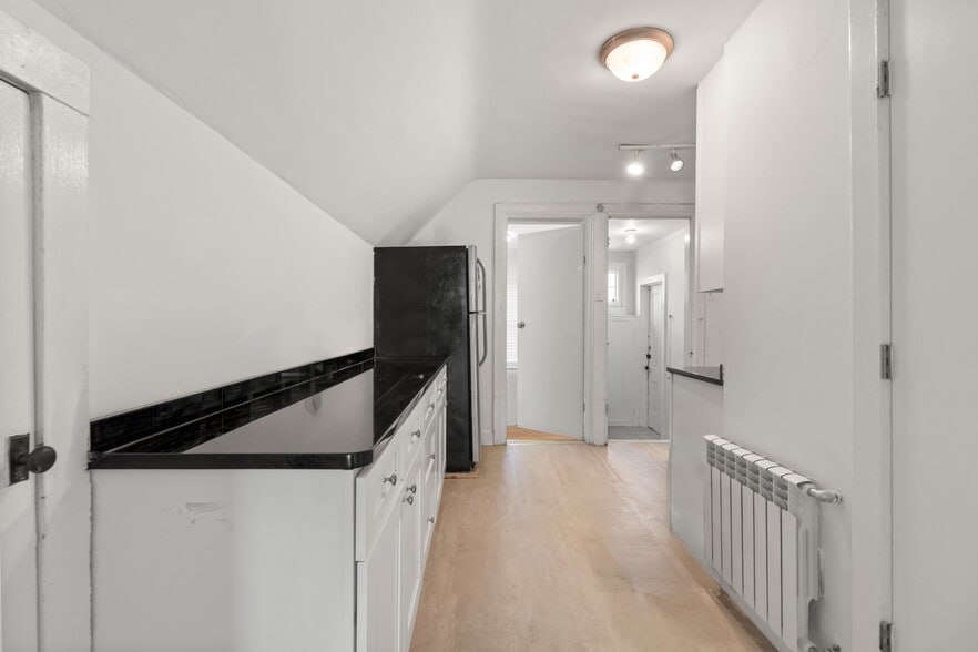 Building Photo - 1121 Leonard Pl