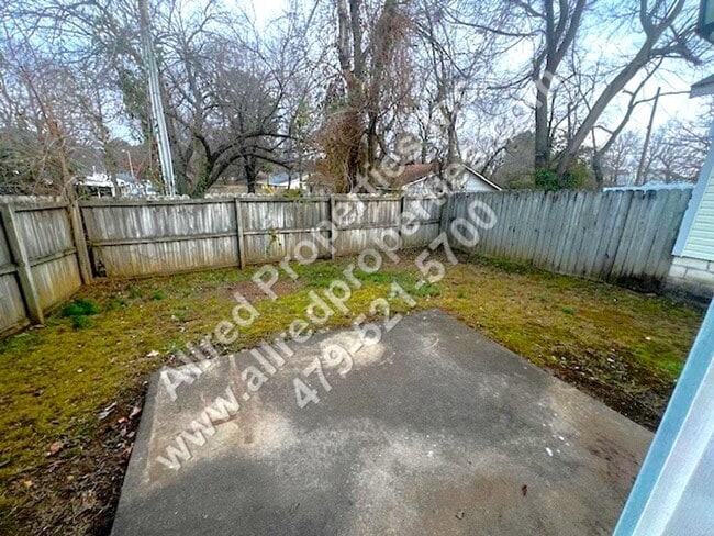 Building Photo - 2 Bedroom Duplex With NEW LVP Flooring In ...