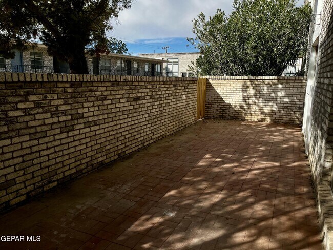 Building Photo - 6700 Escondido Dr