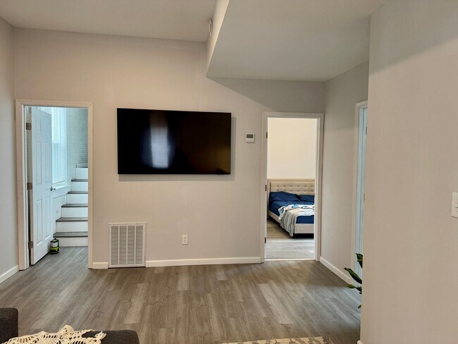 Building Photo - Charming Home in Pembroke with Yard & Storage