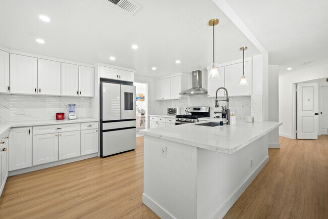 Building Photo - Luxe Spacious Home Near Parks Fully Equipped