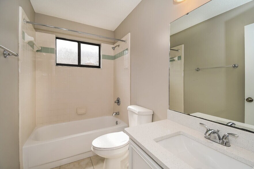 Building Photo - 2847 Lantana Lakes Dr W