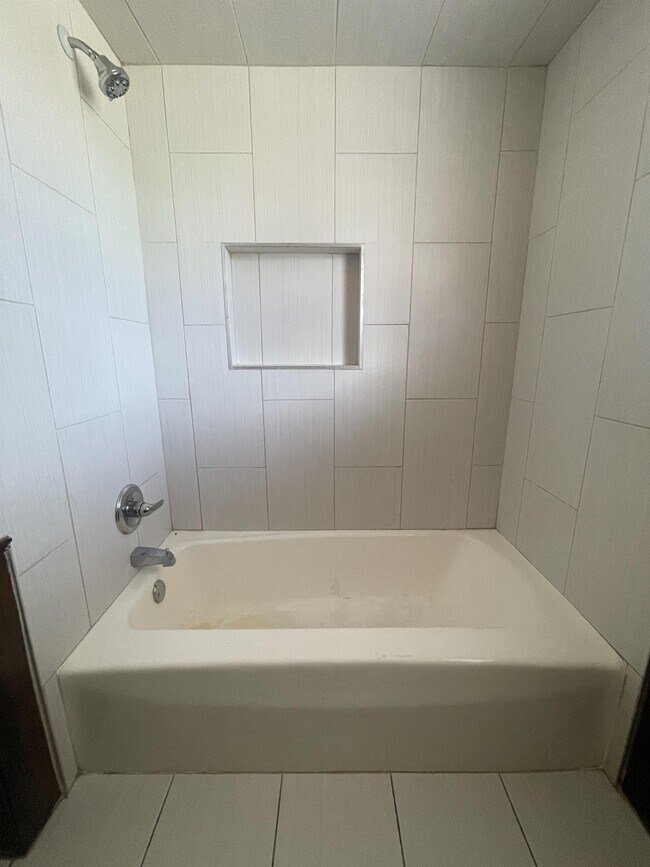 Building Photo - 1420 Oakcrest Ave