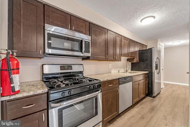 Building Photo - 151 Kenwood Dr