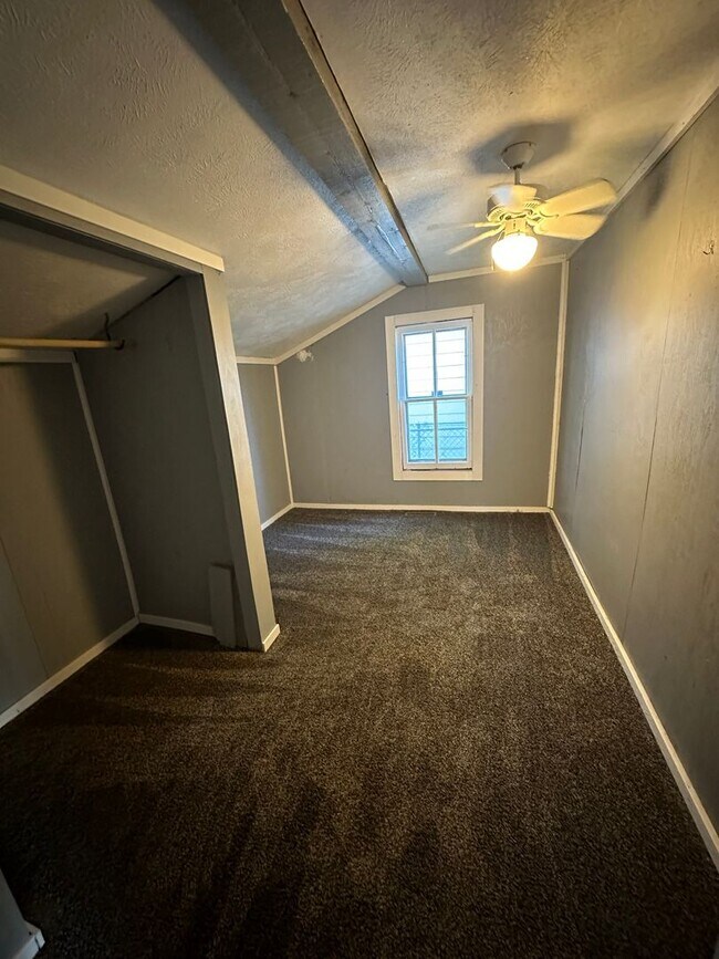 Building Photo - Updated 2 Bedroom, 1 Bath Home with 2 Car ...
