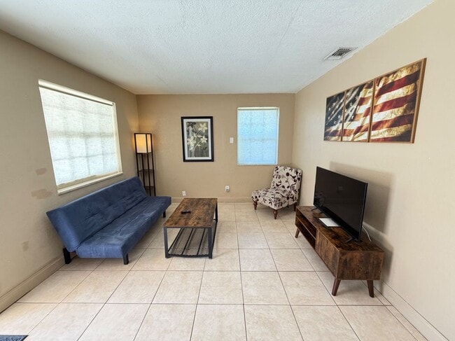 Building Photo - 212 SW 2nd Terrace