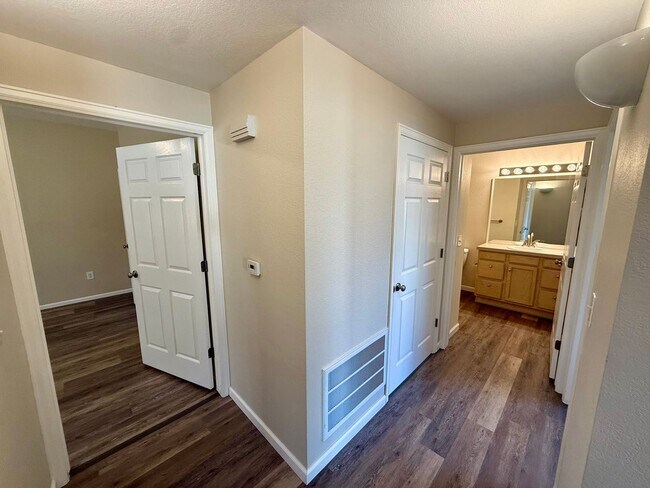 Building Photo - Beautiful,  2 Bed/2 Bath Condo in High Pla...