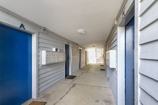 Building Photo - 2 Bed/2 Bath with loft. Close to Campus On bus line.