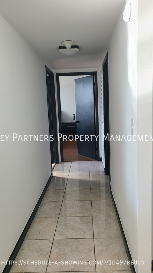 Building Photo - 2500 Parkview Dr
