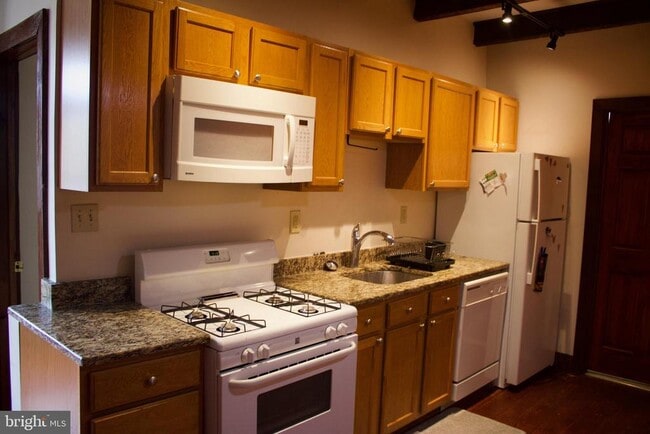 Building Photo - 209 W Chestnut St