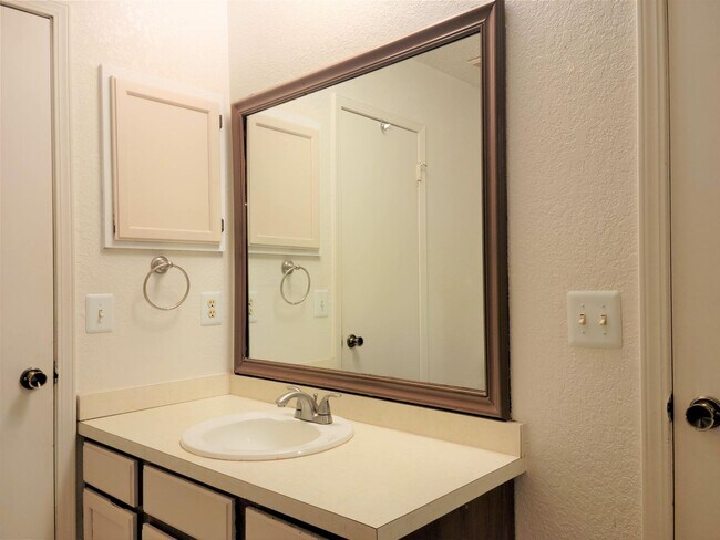 Building Photo - Great Home in Moore Schools & Close & Conv...